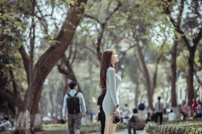 Ngắm bộ ảnh mới của hot girl trà sữa xinh đẹp, nhiều dân mạng đã phải thốt lên rằng nụ cười tỏa sáng của cô nàng này đã làm Hà Nội phải bừng sáng trong thời tiết u ám.