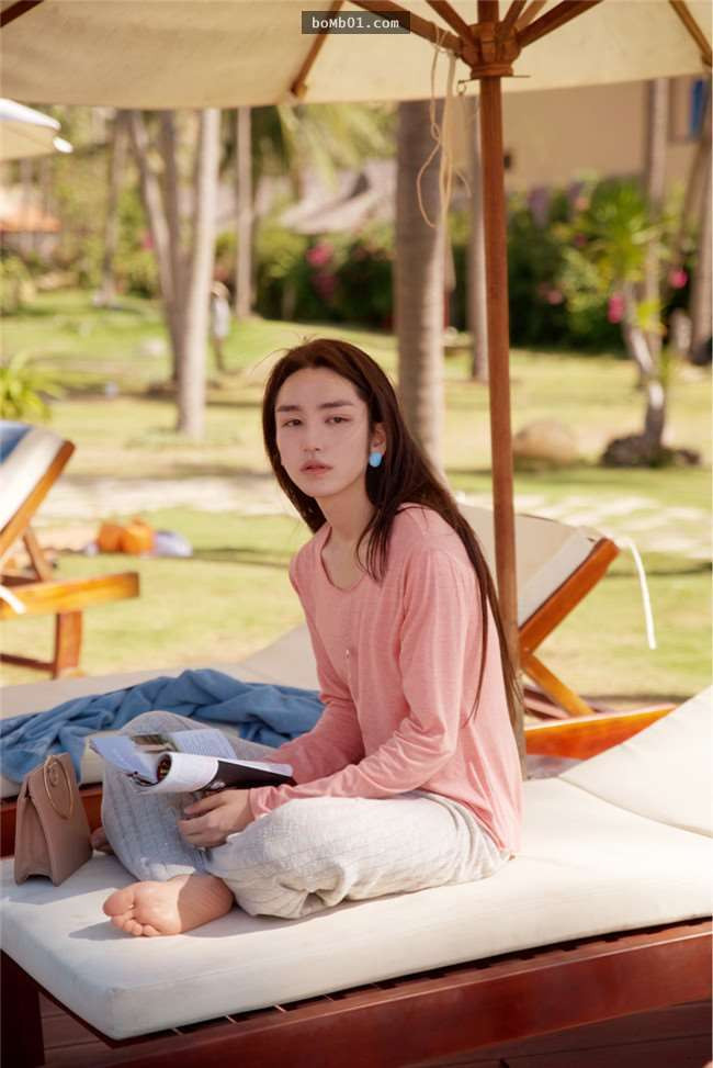Chàng nhiếp ảnh gia trẻ tuổi này khiến không ít cô gái ganh tị khi sở hữu làn da trắng mịn, đường nét gương mặt thanh tú cùng mái tóc đen dài thướt tha.