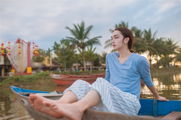 Trên trang cá nhân của mình, Tinh Dã thường xuyên chia sẻ những tác phẩm nhiếp ảnh của mình trên trang cá nhân. Phần lớn trong số chúng đều do anh tự làm người mẫu.