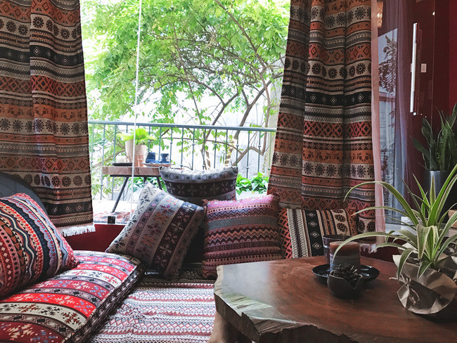 Những mảng trang trí và cây xanh trong các căn phòng tại homestay cho các tín đồ Di-gan này dễ mang đến cho bạn cảm giác nghỉ ngơi, thư giãn. Đặc biệt mỗi phòng đều sở hữu một ban công rộng đủ để kê một bộ bàn ghế xinh xinh để bàn trà bánh.