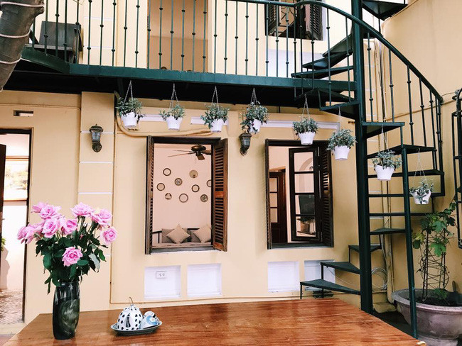 Homestay Lan Can nằm trong một con ngõ yên tĩnh ở phố Hoàng Cầu - Đống Đa - Hà Nội. Chính bởi việc ưu tiên đặt sự yên tĩnh lên hàng đầu nên chủ nhân thiết kế ra ngôi nhà đã chọn vị trí trong ngõ.