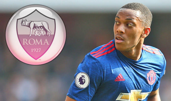 Martial vẫn đang được theo đuổi: Sau Roma và Inter, một đội bóng lớn khác của Italia là Napoli ngỏ lời muốn hỏi mượn kèm mua đứt tiền đạo Anthony Martial. Tiền đạo mới 21 tuổi người Pháp đang thể hiện tốt trong tour du đấu mùa hè của M.U. Tuy nhiên, với việc hàng công M.U chỉ có 3 cái tên là Lukaku, Martial và Rashford, khả năng HLV Mourinho chấp thuận đề nghị này là rất thấp. Ảnh: Calcio