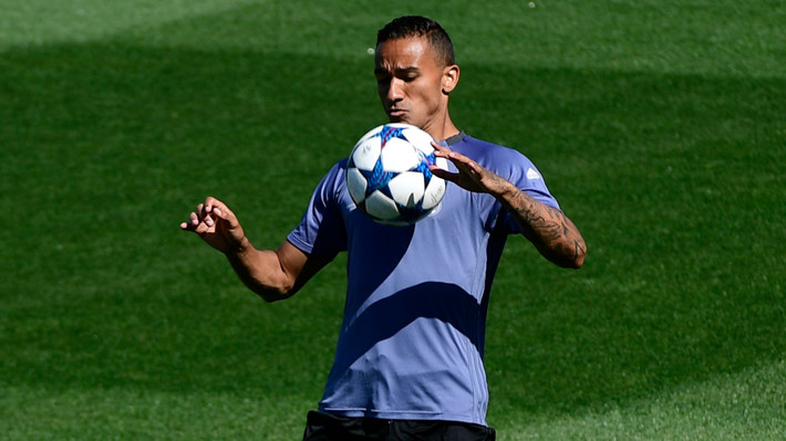 Man City mua Danilo 30 triệu bảng: Theo thông tin chuyển nhượng cầu thủ từ báo chí Anh, Man City đã bất ngờ vượt qua Chelsea để giành hậu vệ Danilo. Được biết, "The Citizens" sẽ phải trả cho Real Madrid 30 triệu bảng. Hậu vệ 26 tuổi người Brazil sẽ kiểm tra y tế ngay tại Mỹ, địa điểm Man City và Real Madrid đang tham dự International Champions Cup trước khi ký hợp đồng 5 năm. Ảnh: Goal