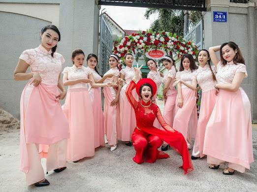 Sau khi xuất hiện trên mạng, đoạn clip cover dance của cô dâu Vũng Tàu trên đã nhận được sự chú ý lớn từ cư dân mạng và thu về gần cả trăm ngàn lượt xem chỉ trong một thời gian ngắn.