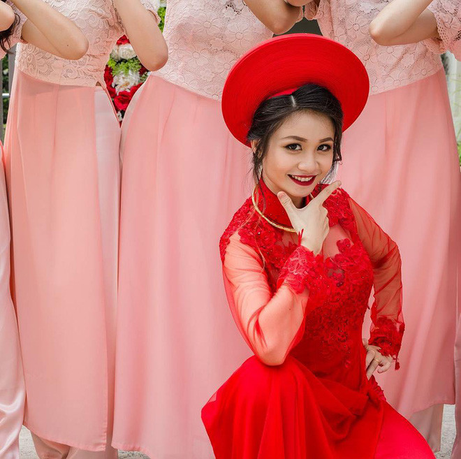 Theo tìm hiểu của cư dân mạng, bản thân cô dâu Diệu Linh cùng những người bạn của mình đều là những dancer chuyên nghiệp vậy nên làm một clip cover dance như vậy không quá khó khăn.