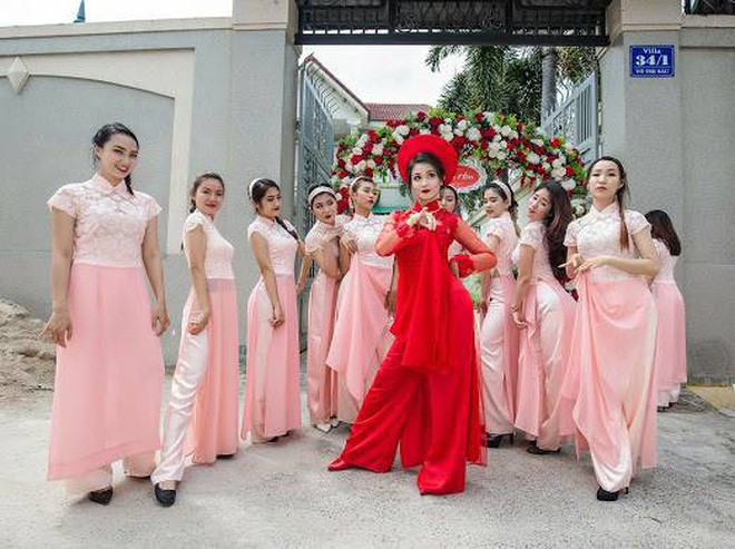 Theo chia sẻ của Diệu Linh, cô cùng với cả nhóm chỉ mất đúng 1 buổi để tập và 1 buổi để quay clip cưới cực bá đạo với màn cover Cô Ba Sài Gòn của mình.