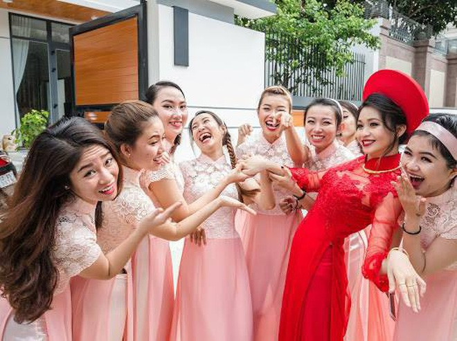 Những hình ảnh của cô dâu Diệu Linh và nhóm bạn dancer "siêu lầy" của mình được chia sẻ đầy rẫy trên mạng xã hội những ngày qua.