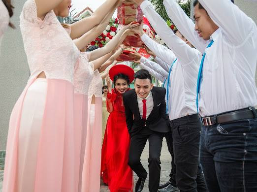 Cùng ngắm nhìn những hình ảnh vui nhộn trong đám hỏi của cô dâu Vũng Tàu - Diệu Linh và người chồng siêu đẹp trai của mình. Ảnh sử dụng trong bài: FBNV.