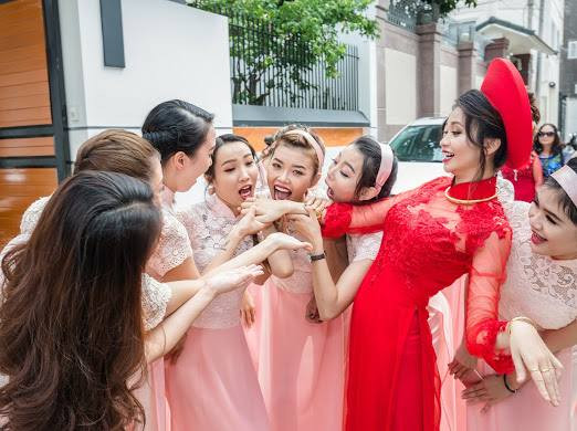 Sở dĩ Linh chọn ca khúc "Cô Ba Sài Gòn" để làm clip cover dance vì bản thân Linh rất thích ca khúc này, đồng thời đây đang là hot trend trên mạng xã hội được rất nhiều bạn trẻ yêu thích và rất phù hợp với chiếc áo dài nhẹ nhàng, thướt tha trong lễ ăn hỏi.