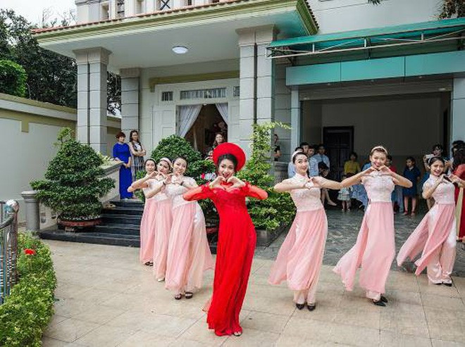 Xuất hiện trong clip cưới dài 8 phút được đăng tải trên mạng mới đây, cô dâu Vũng Tàu có tên Lê Vũ Diệu Linh cùng đội bưng tráp quả toàn gái xinh đã thể hiện màn cover dance Cô Ba Sài Gòn đẹp mắt, các động tác nhuần nhuyễn, đồng đều cùng phong thái rạng ngời, tươi tắn.