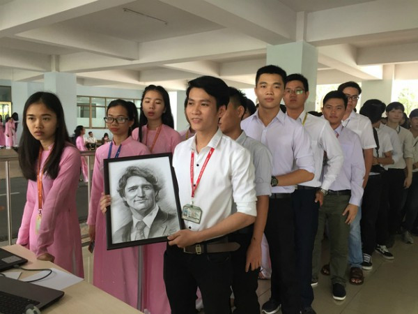Nguyễn Tấn Hậu (SN 1996) quê Quảng Ngãi, hiện là sinh viên năm 4 chuyên ngành Thiết kế đồ họa, ĐH Tôn Đức Thắng. Cùng với 1500 sinh viên khác, Tấn Hậu may mắn đã được gặp gỡ ngài thủ tướng Canada.
