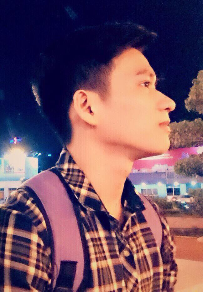 Được biết, Tấn Hậu đam mê hội họa từ nhỏ. Cậu bạn 9X này bắt đầu học vẽ tranh chuyên nghiệp được khoảng 2 năm. Thể loại cậu theo đuổi là tranh truyền thần. Ngoài chất liệu chì và bột than, Hậu còn vẽ với chì màu, màu acrylic.