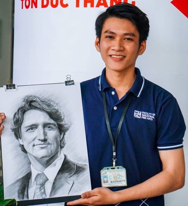 Trong chuyến viếng thăm Việt Nam của mình, Thủ tướng Canada - Justin Trudeau đã gây ấn tượng sâu sắc bằng vẻ ngoài đẹp trai, lịch thiệp và rất đặc biệt là có nhiều hành động rất thân thiện, điển hình như việc ngồi uống cafe vỉa hè hay chạy bộ trên đường phố Sài Gòn. Thích thú và trân trọng những hành động đó, một nam sinh Đại học Tôn Đức Thắng, TP HCM đã tạo ra một món quà rất đặc biệt, ý nghĩa để gửi đến ngài Thủ tướng Canada. Ảnh trong bài: FBNV.