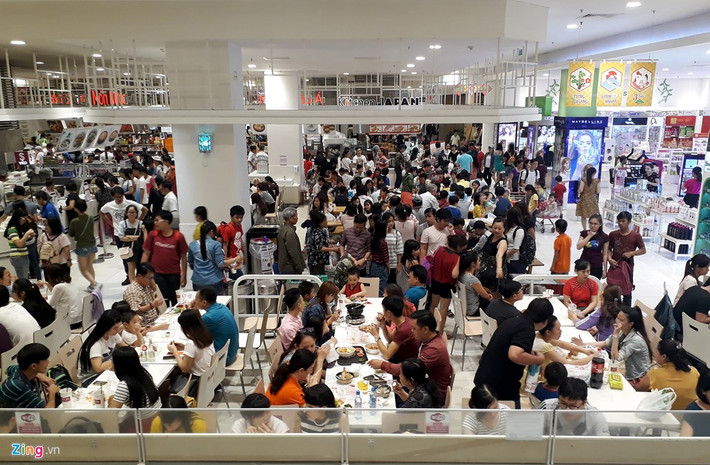 Khu vực bàn, ghế ngồi để ăn uống luôn trong tình trạng đông đúc.