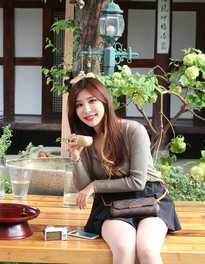 Chưa dừng lại ở việc làm phát thanh, cô nàng Park Hyun Seo thường xuyên stream trên AfreecaTV, kênh stream riêng trên kênh của cô có tên là parang58.
