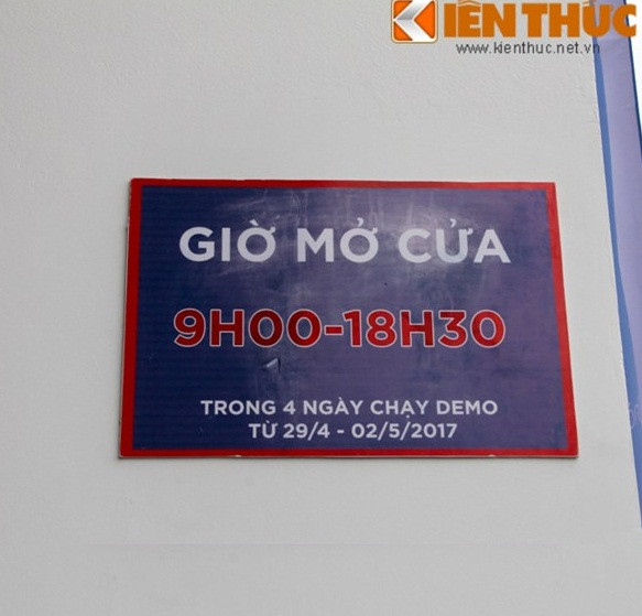 Về lịch trình mở cửa của công trình này cũng là một vấn đề khiến nhiều du khách khá bất bình. Theo những thông tin đăng tải trên nhiều phương tiện thông tin đại chúng trước đó, ngày 30/4/2017 công viên nước của khu du lịch quốc tế Tuần Châu Hà Nội chính thức mở cửa đón khách. Nhưng theo trả lời của một nhân viên tại đây cũng như theo nội dung tấm bảng được treo ở ngoài, thì công viên này mới chỉ trong giai đoạn chạy thử nghiệm và chỉ đón tiếp tối đa là 3000 khách 1/lượt.