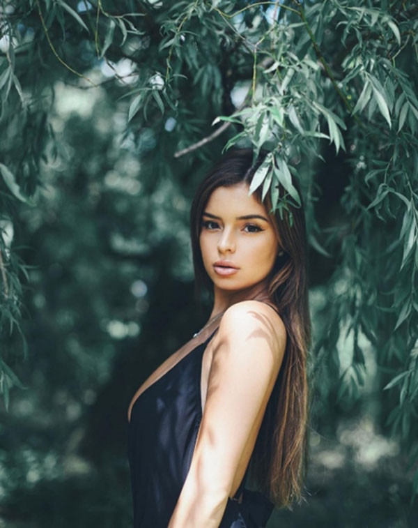 Demi Rose, sinh năm 1995, cô gái này được nhiều người nhắc đến bởi nhan sắc gần giống với nữ ca sĩ nổi tiếng của dòng nhạc US - UK là Selena Gomez vì sở hữu gương mặt đầy đặn cùng thân hình phông phao.