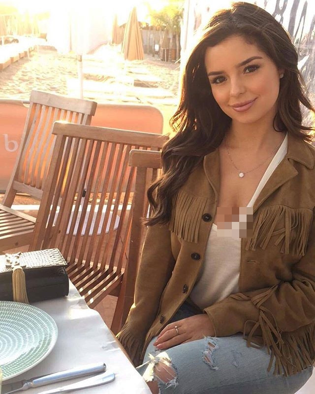 Khuôn mặt thiên thần được phối hợp hài hòa bởi ngũ quan khiến "Selena Gomez bản nấm lùn" trở nên đáng yêu hơn bao giờ hết.