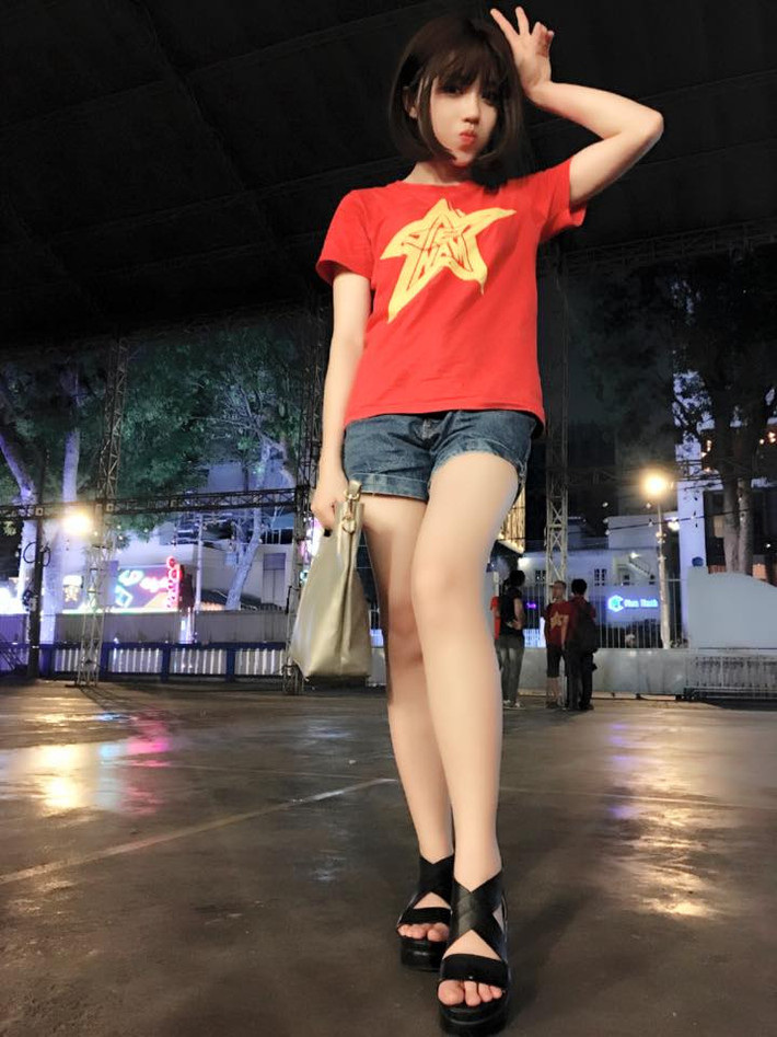 Không chỉ là một CĐV ĐT Việt Nam qua các giải đấu, Thùy Dung còn là gương mặt khá nổi trong cộng đồng fan CLB Real Madrid tại Việt Nam.