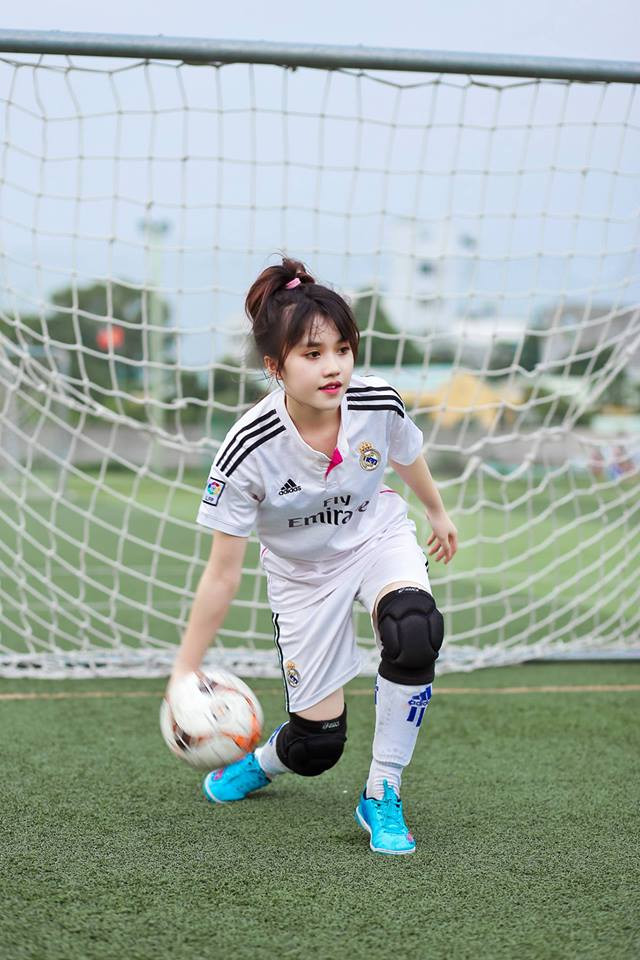Chia sẻ về tình yêu với CLB Hoàng gia Tây Ban Nha của mình, Thùy Dung nói: "Mình là Madridista là Fan của CLB Real Madrid. Minh bắt đầu là fan Real từ mùa giải 07/08 ạ. Thực ra idol của mình chính là cựu đội trưởng của Real Madrid chính là Iker Casillas. Theo dõi "thánh Iker" và vô tình yêu Real từ lúc nào không biết. Cách đây 2 năm, Iker đã rời Real nhưng tình yêu thì mình vẫn còn ở lại với "kền kền trắng "".