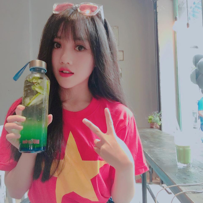 Mới đây nhất, trong những trận đấu của U22 Việt Nam tại VL U23 châu Á diễn ra trên SVĐ Thống Nhất, rất nhiều lần góc máy quay đã hướng về phía nữ CĐV xinh tươi dán trên má lá cờ Tổ quốc và nhiều bạn trẻ đang xem đá bóng qua mạng, đã nhanh tay chụp lại những khung hình có sự xuất hiện của cô gái có gương mặt ưa nhìn.