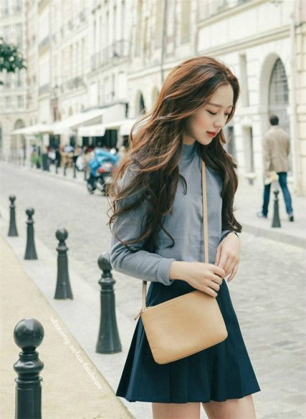 Nghiêng 45 độ được gọi là góc nghiêng "thần thánh" khi chụp ảnh vì với góc chụp này, mũi bạn sẽ cao hơn và mặt cũng thon gọn, thanh thoát hơn. Ảnh sử dụng trong bài: Sưu tập Facebook.