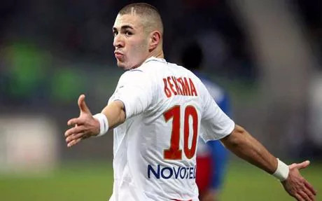 Real Madrid hy sinh Benzema để có Mbappe: Theo báo chí Tây Ban Nha, Real Madrid đang sẵn sàng đón Kylian Mbappe bằng cách mang Karim Benzema vào bản hợp đồng như một ‘vật tế thần’, bôi trơn quá trình đàm phán. Chủ tịch Florentino Perez hy vọng kế hoạch này sẽ khiến Monaco cân nhắc, qua đó giảm thiểu số tiền phải bỏ ra để chiêu mộ Mbappe. Ảnh: Marca