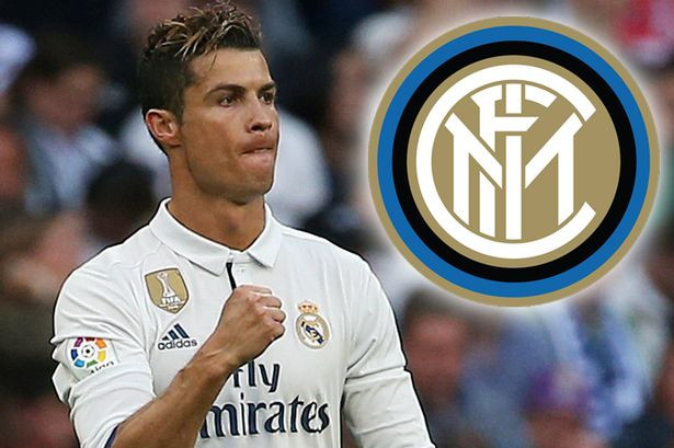 Inter tự tin mua được Ronaldo: Theo thông tin chuyển nhượng bóng đá từ Giám đốc thể thao của Inter Milan, ông Piero Ausilio cho hay: "Chúng tôi hoàn toàn có thể chiêu mộ những cầu thủ đắt giá nhất thế giới, đặc biệt là Ronaldo. Tuy nhiên, chúng tôi cần phải tính toán kỹ càng bởi vẫn còn luật công bằng tài chính." Ảnh: Calcio