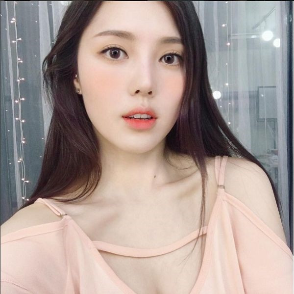 Park Hye Min (hay còn gọi là Pony) là một trong những tên tuổi nổi tiếng trong giới Uzzlang (hot boy, hot girl Hàn Quốc). Bên cạnh đó cô còn được biết đến với vai trò là Beauty blogger với khả năng trang điểm lộng lẫy chẳng kém cạnh gì nữ thần.