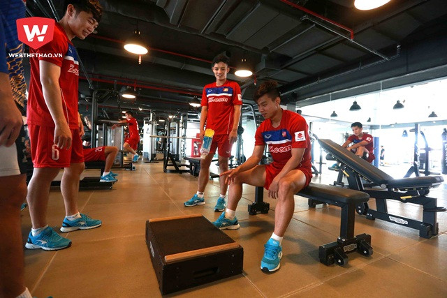 Trong phòng tập gym, các cầu thủ trẻ của Việt Nam thư giãn bằng màn tung chai đầy thú vị. Ảnh:Webthethao