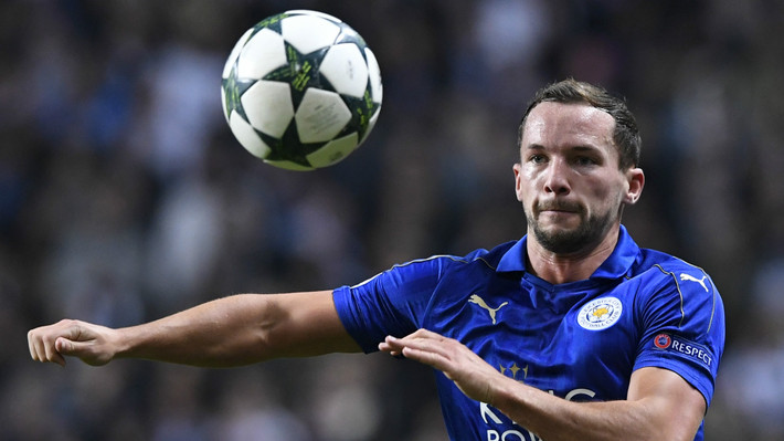 Chelsea nhắm người Leicester thay Matic: Theo SkySport, Chelsea hiện đang rất quan tâm tới tiền vệ Danny Drinkwater của Leicester. HLV Conte đã có Bakayoko nhưng vẫn muốn có thêm 1 tiền vệ dự phòng sau khi bán Matic cho Man Utd. Ngoài Drinkwater, The Blues cũng đang theo đuổi tài năng trẻ Renato Sanches của Bayern. Ảnh: SkySport