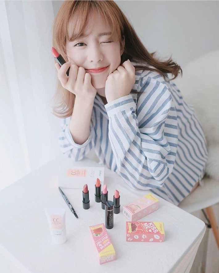 Quay trở lại việc sở hữu lượng fan khủng trên Instagram, Pimtha có được điều đó do cô thường xuyên cho đăng tải những tấm ảnh của cô lên trang cá nhân của mình với màu sắc đẹp và gu thời trang biến hóa. Khi thì cô nàng hot girl 9X này nhẹ nhàng nữ tính khi thì năng động khỏe khoắn.