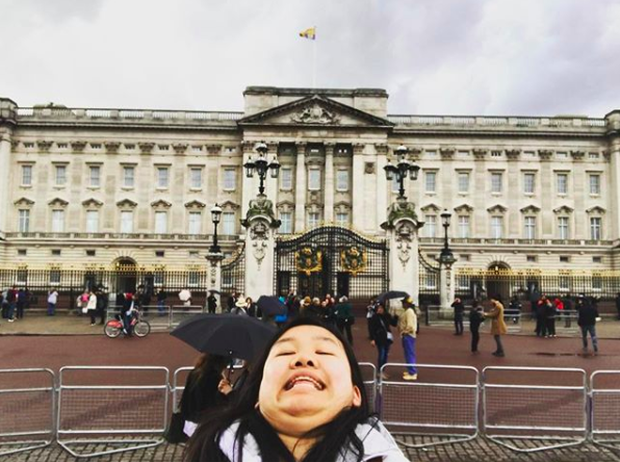 Khác hẳn với những người trước đây, công thức ảnh của Michelle đó là đặt chân tới một địa điểm du lịch nổi tiếng, cầm máy lên làm một tấm selfie góc chụp từ dưới lên, giãn cơ mặt thật thoải mái và tạo dáng cằm 2 ngấn.