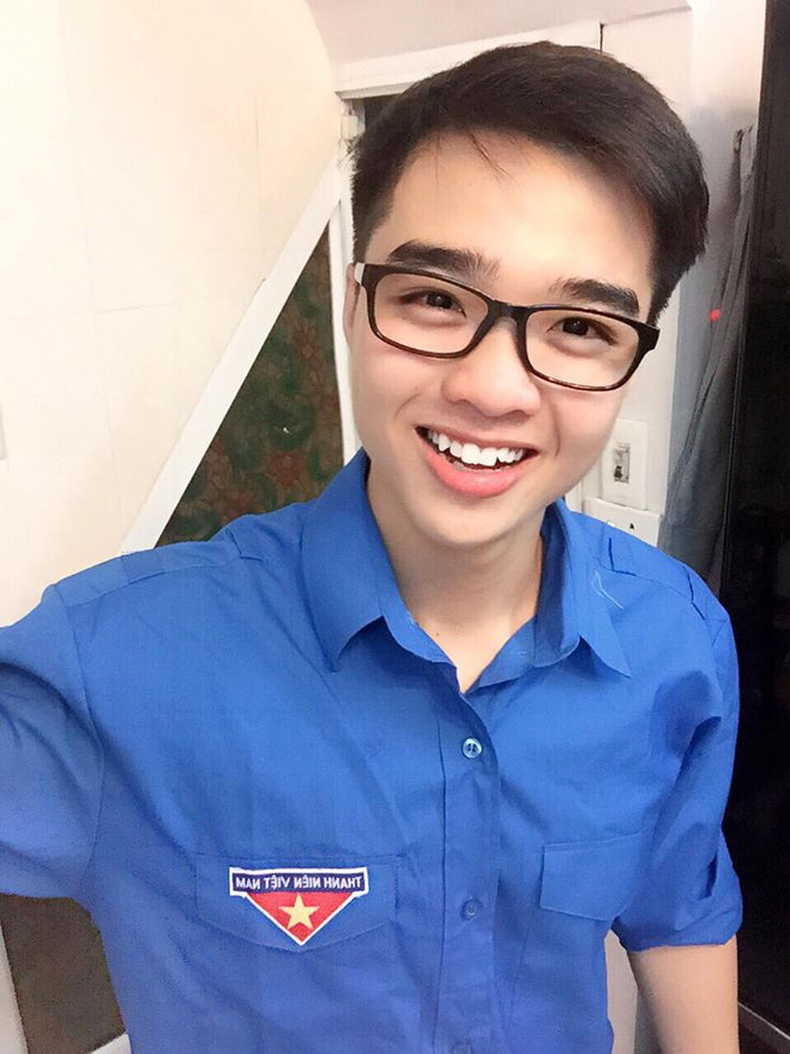 Dù mới chập chững bước vào nghề nhưng, vlogger 9X này nhanh chóng chiếm được thiện cảm của nhiều người qua lối dẫn dắt lôi cuốn, hài hước có phần chua ngoa, đanh đá.