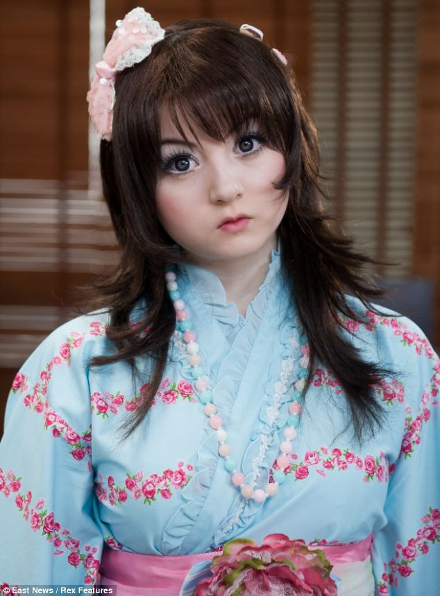 Venus Palermo hay còn được biết tới bằng cái tên Venus Angelic là cô nàng người Anh từng khiến dân mạng dậy sóng trên Youtube với những clip trang điểm biến thành búp bê trong nháy mắt. Bên cạnh vẻ ngoài đặc biệt, thiếu nữ 19 tuổi còn có khả năng nói 5 thứ tiếng.