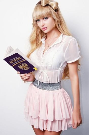 Angelica Kenova là cô nàng búp bê sống 28 tuổi đến từ Nga. Cô nàng này khiến nhiều người phải ấn tượng khi chia sẻ về cuộc sống được định hướng thành búp bê từ nhỏ của bố mẹ cô.