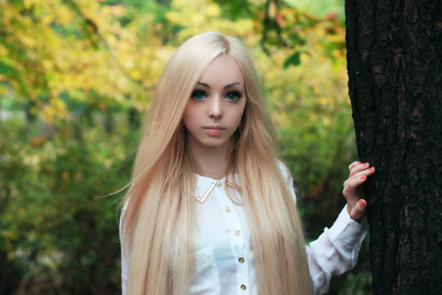Alina Kovaleskaya là cô nàng sở hữu vẻ đẹp của búp bê từng nổi đình nổi đám tại Ukraine. Vì quá xinh đẹp, nhiều người đã đặt nghi vấn rằng cô gái 23 tuổi này là một sản phẩm không bị lỗi của dao kéo. Song Alina khẳng định mình giống búp bê từ khi còn nhỏ.