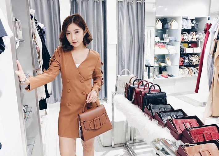 Tuy nhiên, hot girl Thái Lan này lại gây ấn tượng với gương mặt không tuổi.