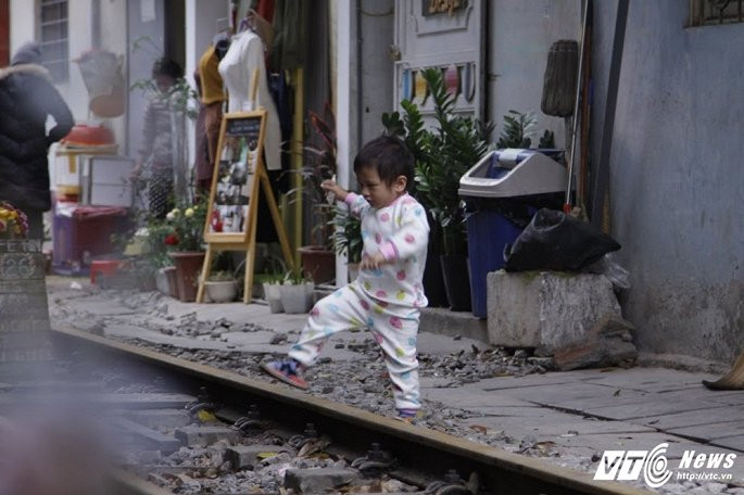 Dù đối với nhiều người, đường tàu là nơi rất nguy hiểm nhưng người dân sinh sống quanh khu vực đã quá quen thuộc.