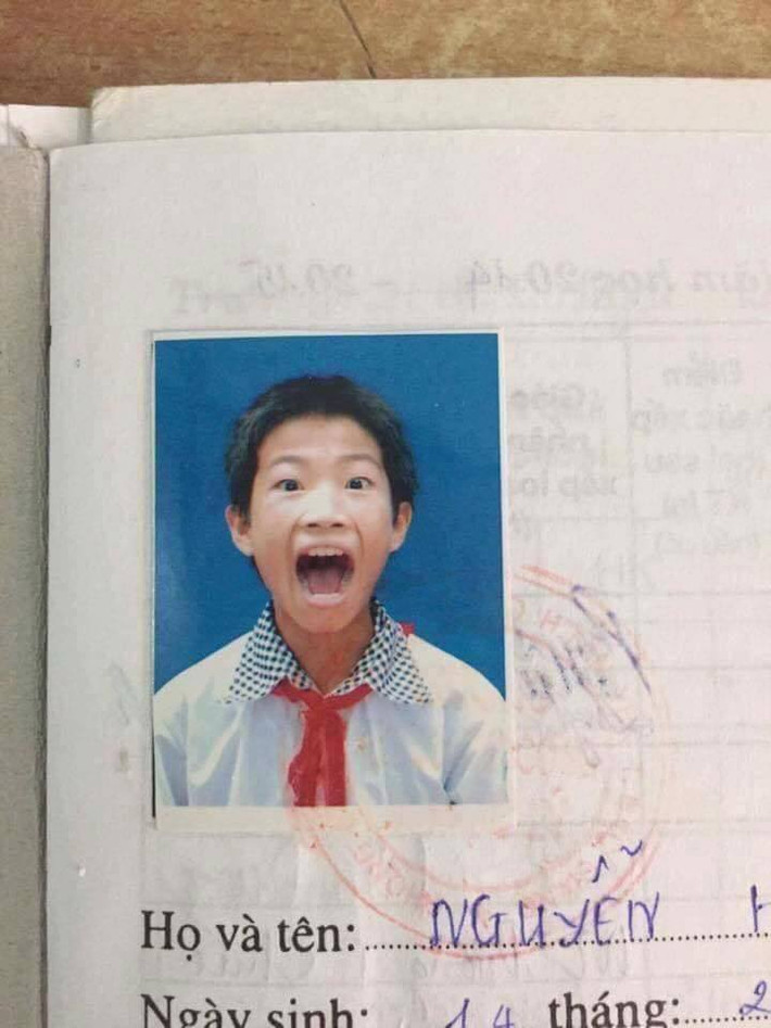 Mặt nghiêm trang của bức ảnh thẻ đã được phá vỡ quy luật.