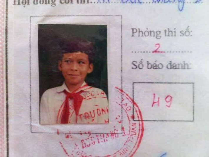 Chỉ cần liếc mắt đưa tình thôi đã đưa nhân vật trong bức ảnh thẻ này được mọi người chú ý tới.