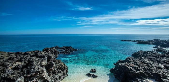 Đảo An Bình thời gian qua được mệnh danh là "thiên đường du lịch biển đảo" ở miền Trung, hấp dẫn đông đảo du khách, nhất là giới trẻ. Với hệ sinh thái phong phú, đặc biệt là màu nước biển trong xanh có thể nhìn tới đáy, "đảo Jeju phiên bản Việt" quả là điểm đi trốn lý thú cho các bạn trẻ dịp hè.
