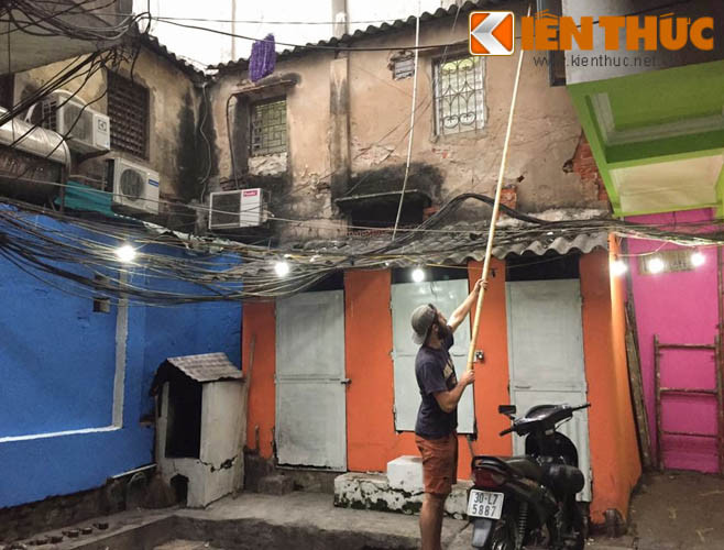Bật mí nhỏ về kế hoạch khoác áo mới cho các con ngõ phố cổ Hà Nội, chàng trai có tâm người Mỹ - Scott Matt nói:"Nếu tiếp tục công việc này, mình cũng làm như ngõ 50 Hàng Bạc thôi. Bởi mình cũng không dự định sẽ định cư tại Việt Nam nên việc sơn màu không sẽ giúp các bạn về sau dễ dàng cải tạo hơn là vẽ họa tiết cho các mảng tường dù biết nó sẽ độc đáo và đẹp hơn".