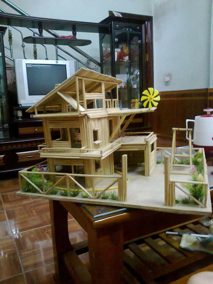 Xoay quanh câu chuyện này, một luồng tranh cãi khác lại hướng về cách phản ứng của cô bạn gái S.N. Nhiều người cho rằng, cô nàng thực dụng, không nhìn ra ý nghĩa tinh thần của món quà. “Giờ chắc chỉ tặng son, quần áo, điện thoại… mới làm em vui”, “Quan trọng là tấm lòng mà bạn ơi”, “Bạn này có số hưởng mà không hay, bạn trai mình có trời sập cũng chưa bao giờ tự làm quà tặng”…