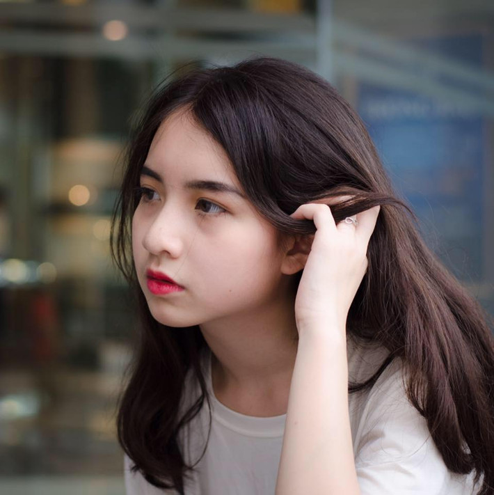 Cũng theo nhiều dân mạng, ngắm nhìn những bức ảnh của Minh Phương, họ ngỡ như gặp một cô nàng lai Tây. Đơn giản vì khuôn mặt với những đường nét khá đặc biệt của cô nàng nữ sinh Hà thành này, từ chiếc mũi, đôi mắt hay phong cách ăn mặc.