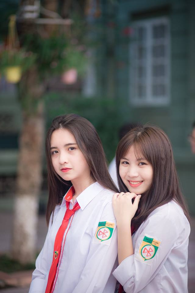Minh Phương nổi bật hơn với bộ đồng phục.