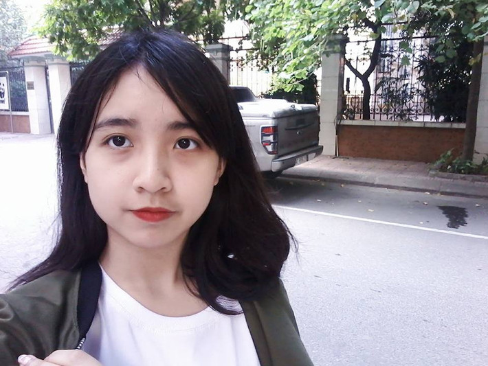 Được biết, người đăng bức ảnh của Minh Phương trong nhóm kín trên Facebook chính là cô bạn cùng lớp của nữ sinh 10X này. Cụ thể, dòng trạng thái được đi kèm với bức ảnh đó là: "Đăng cái này để khoe là tuy ta không xinh nhưng học cùng bạn xinh nhé! Đây là ta cố dìm nó".