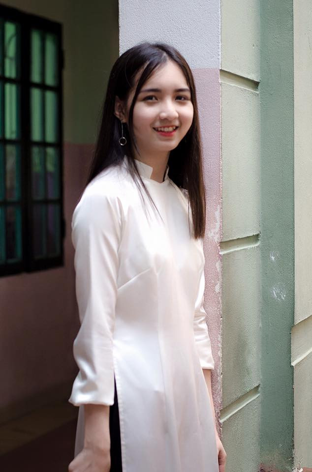 Mặc dù bị cố ý dìm hàng khi đang ngủ gật trong giờ nhưng ai ngờ bằng vẻ đẹp của mình, Minh Phương không những không bị "troll" (chơi đểu) mà còn trở nên nổi tiếng trong cộng đồng mạng xã hội những ngày vừa qua.