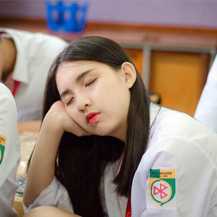 Mới đây, trong một fanpage trên Facebook, hình ảnh về một nữ sinh mặc đồng phục có tư thế ngủ gật trong lớp cực đáng yêu được một thành viên chia sẻ đã nhận được rất nhiều sự chia sẻ của cộng đồng mạng. Ngay sau đó, dân mạng đã lao vào cuộc tìm kiếm với manh mối duy nhất là phù hiệu đồng phục của trường THPT Nguyễn Bỉnh Khiêm - Cầu Giấy - Hà Nội. Ảnh trong bài: FBNV.