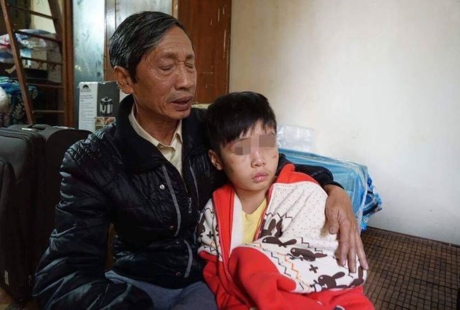 Đọc những dòng về câu chuyện bị hành hạ của bé G.K khiến dân mạng không khỏi phẫn nộ, bức xúc trước những trận "đòn tù" của bố đẻ tên Nam và mẹ ghẻ tên Trinh dành cho bé đến nỗi phải buông những lời cay nghiệt. Ảnh trong bài: Sưu tầm Facebook.